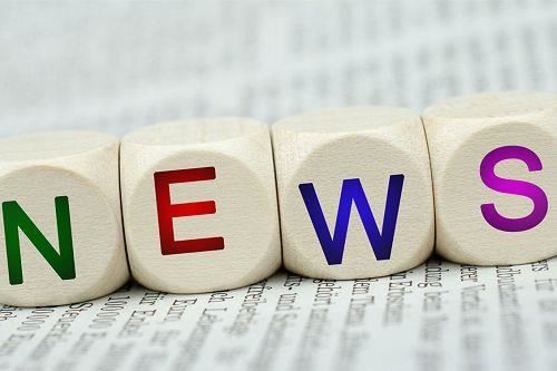 Driehoekige schoffel is een goede hulp bij het graven van kleine buitenplanten