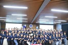 Neushoorn richt een bedrijfsschool op voor het opleiden van meer ondernemings...